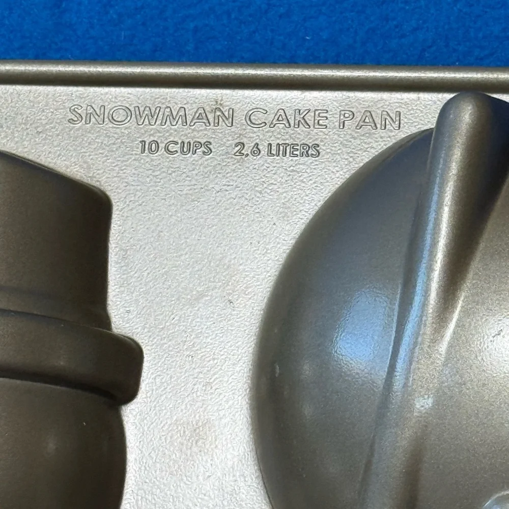 Nordic Ware 3-D‎ Snowman Cast Aluminum 10 Cup Christmas Cake Baking Pan